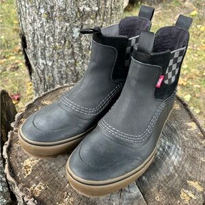 Vans MTE checkered standard mid Chelsea boot. Like new. Size 11